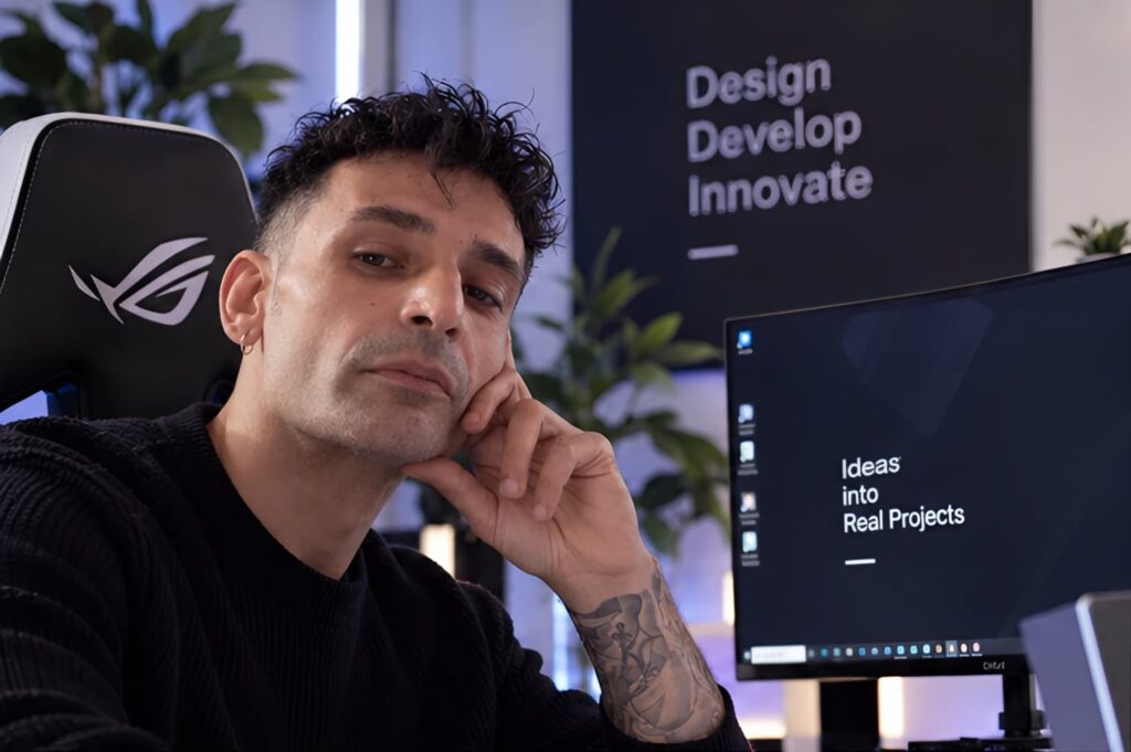Marco D'Amico, web designer e sviluppatore in arte DAMA, nel suo studio
