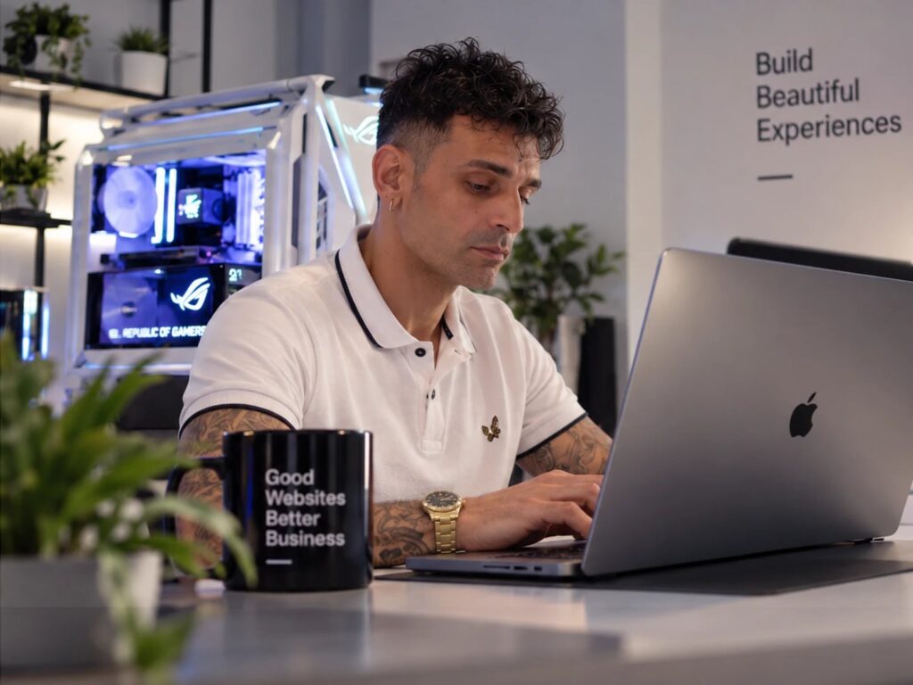 Marco D'Amico, web designer a Cosenza, al lavoro su un sito web